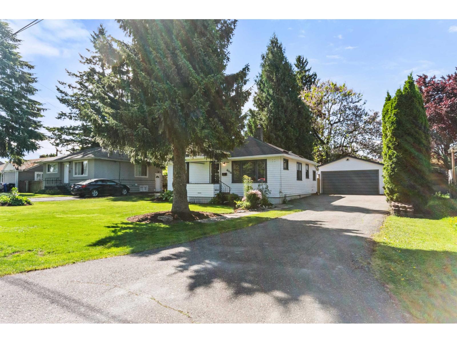 46054 KING AVENUE|Chilliwack Proper East
