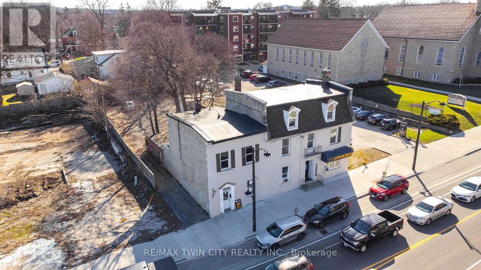 840-846 KING STREET E