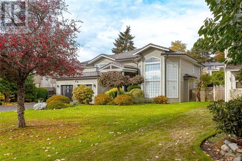 812 Dalewood Lane Saanich BC V8X5G6
