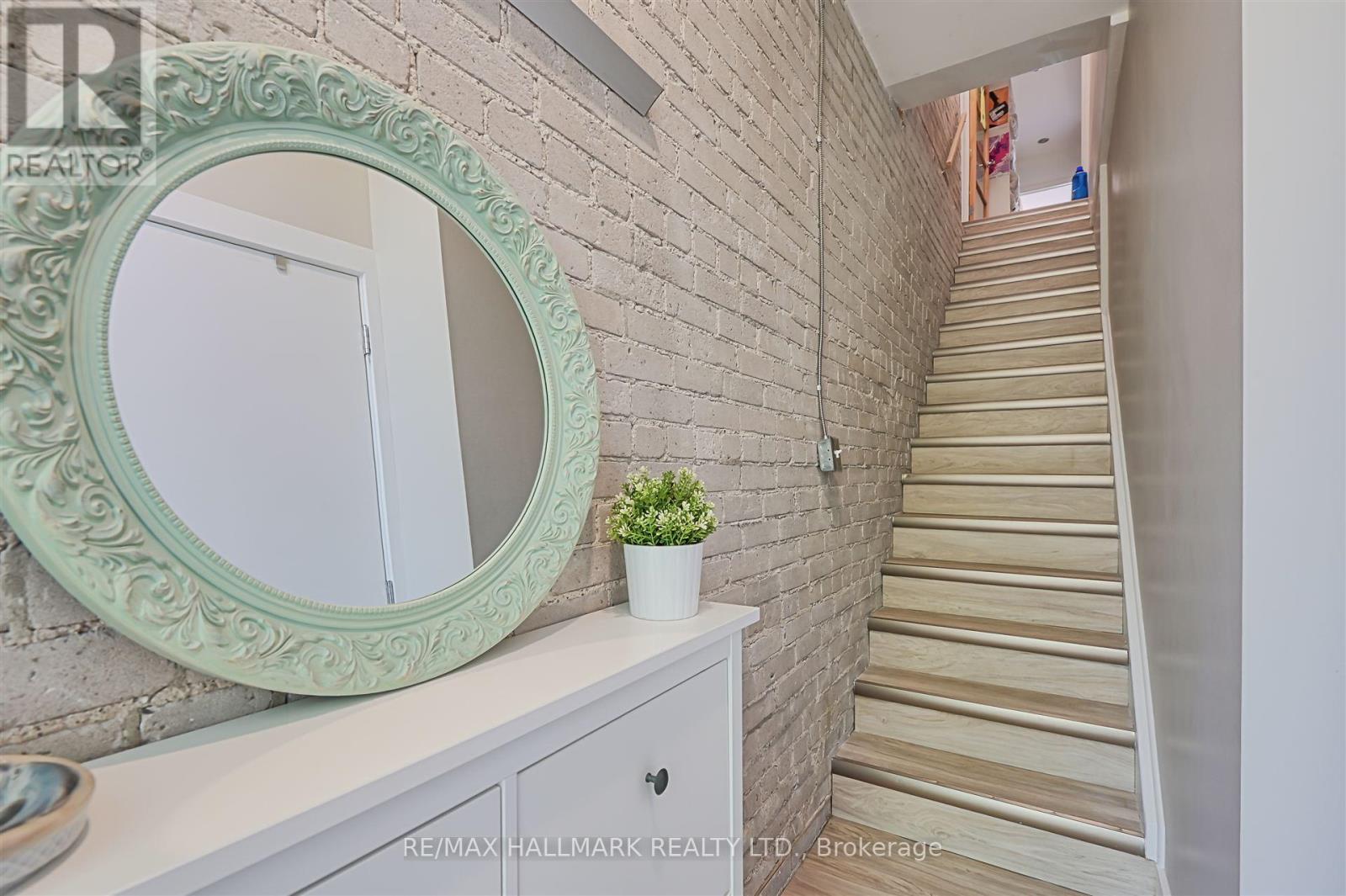 1926 GERRARD STREET E