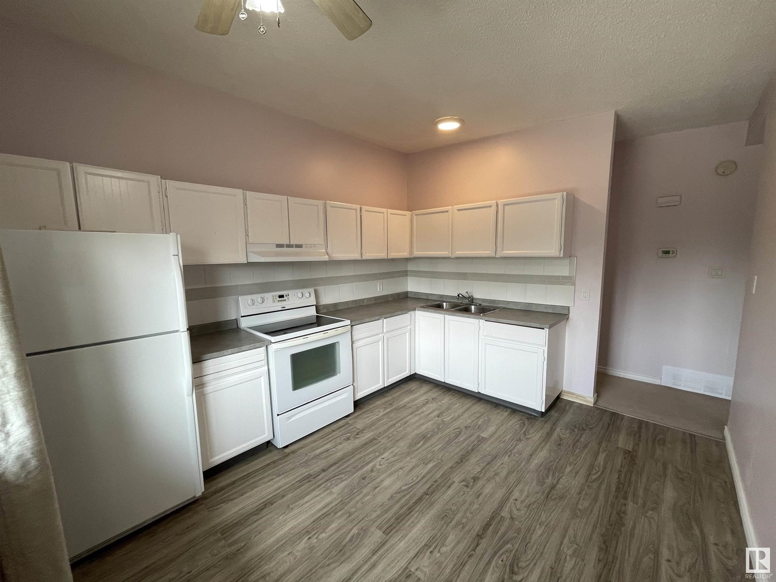 8930B 144 AV NW