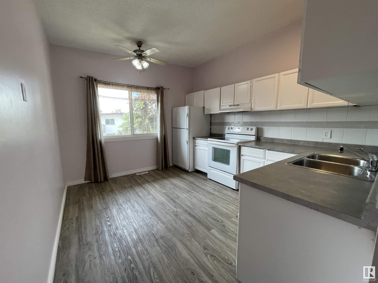 8930B 144 AV NW