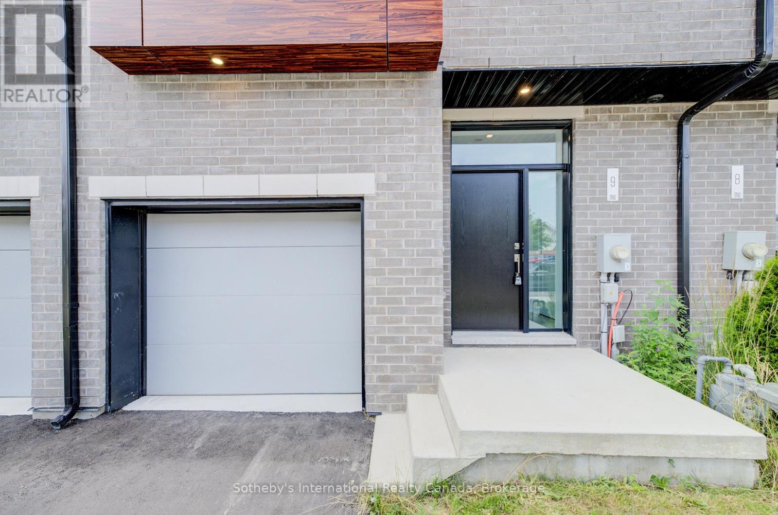 14 - 416 DUNDAS STREET S