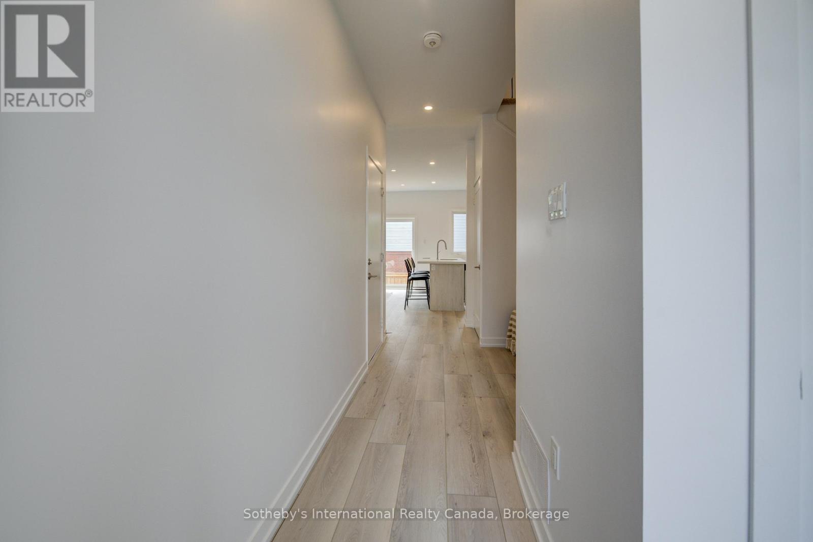 14 - 416 DUNDAS STREET S