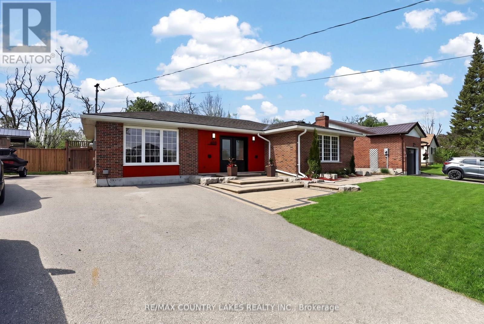 653 SIMCOE STREET