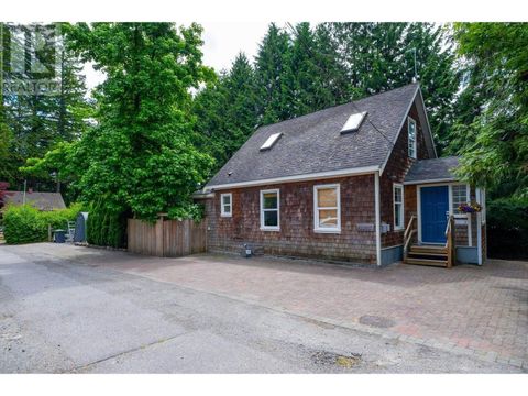 1075 GLADWIN DRIVE North Vancouver BC V7R1A1