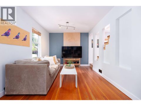 1075 GLADWIN DRIVE North Vancouver BC V7R1A1