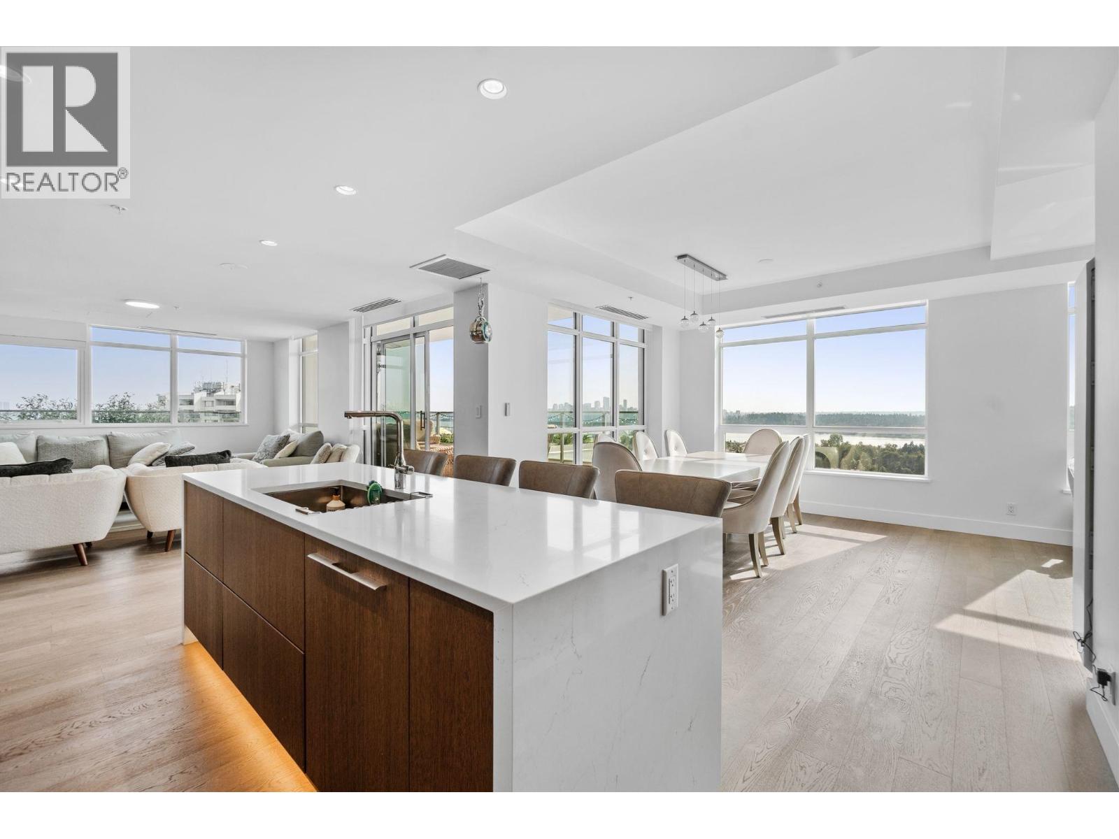 2201 1632 LIONS GATE LANE