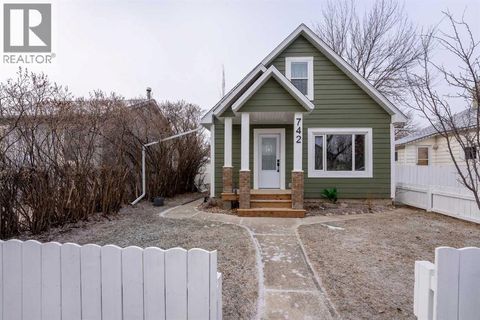 742 12C Street N Lethbridge AB T1H2N7