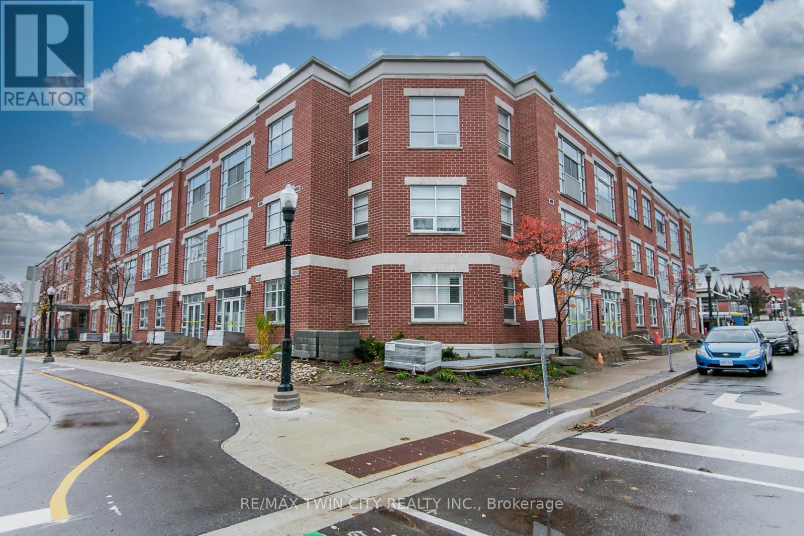 211 - 165 DUKE STREET E