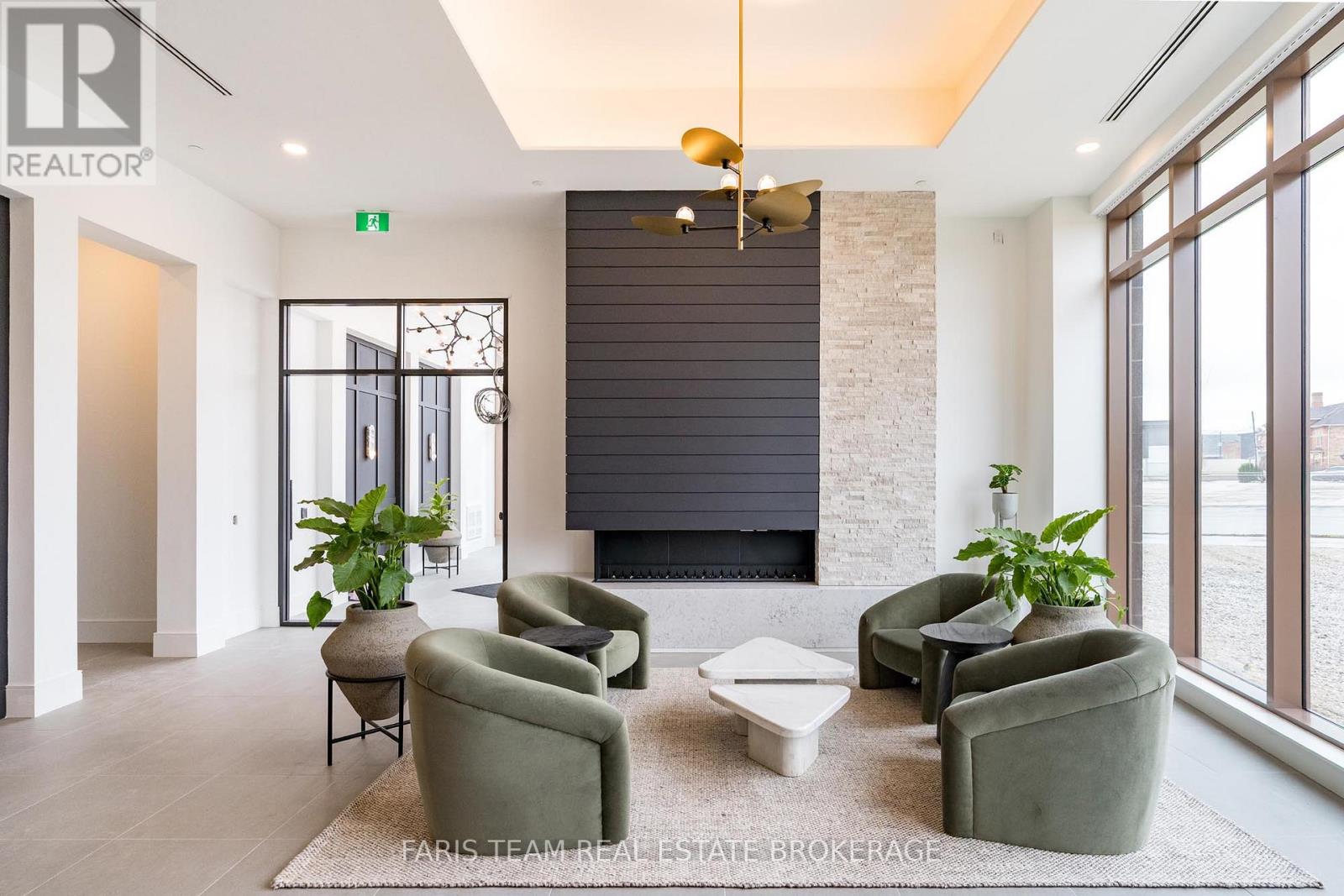 412 - 31 HURON STREET