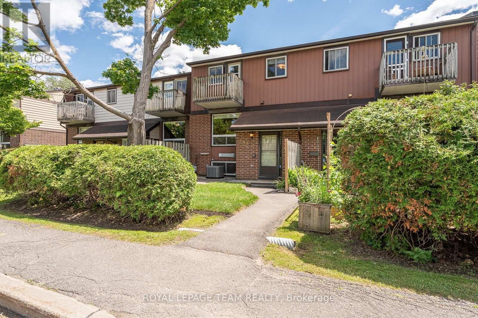 Photo 1 of 29 — 7 - 402 MONTFORT STREET Unit 7, Ottawa, ON K1L8G7