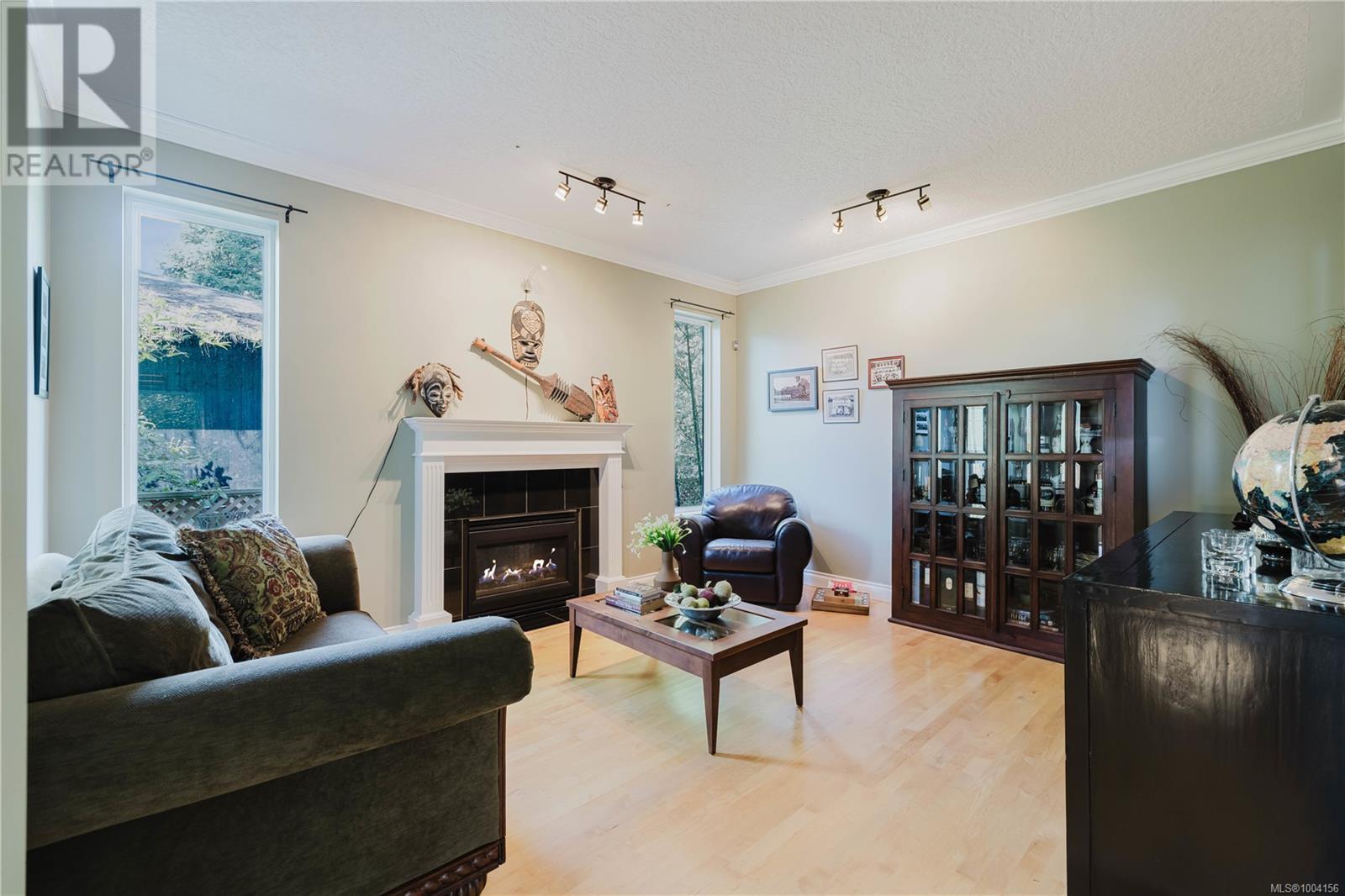 1364 Queensbury Ave
