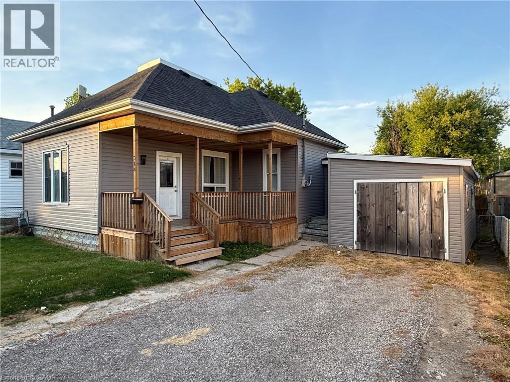 Photo 1 of 25 — 318 LAFONTAINE Street, Wallaceburg, ON N8A4H9