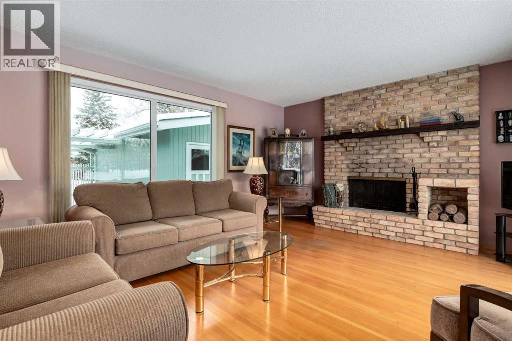 180 Maple Court Crescent SE