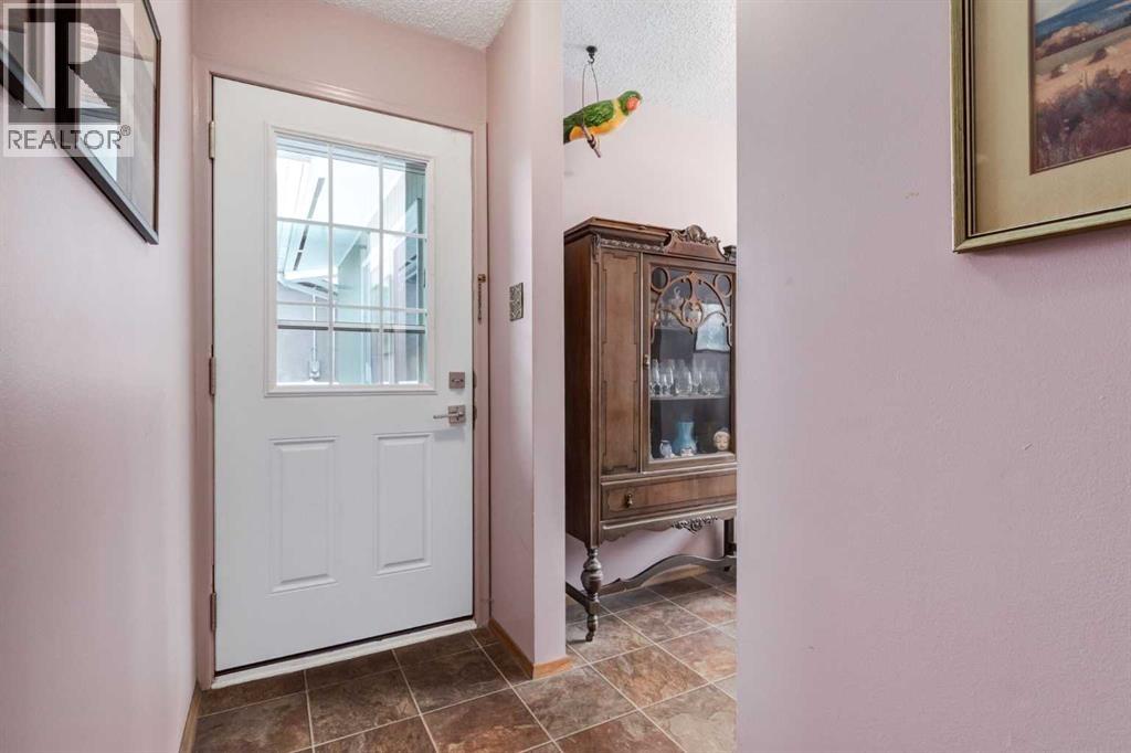 180 Maple Court Crescent SE