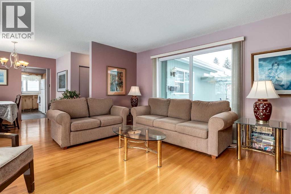 180 Maple Court Crescent SE