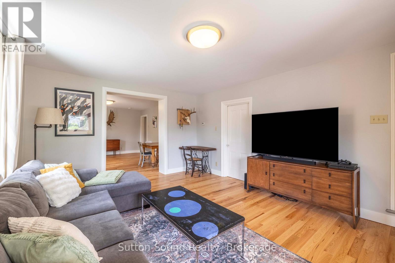 894 3RD AVENUE W