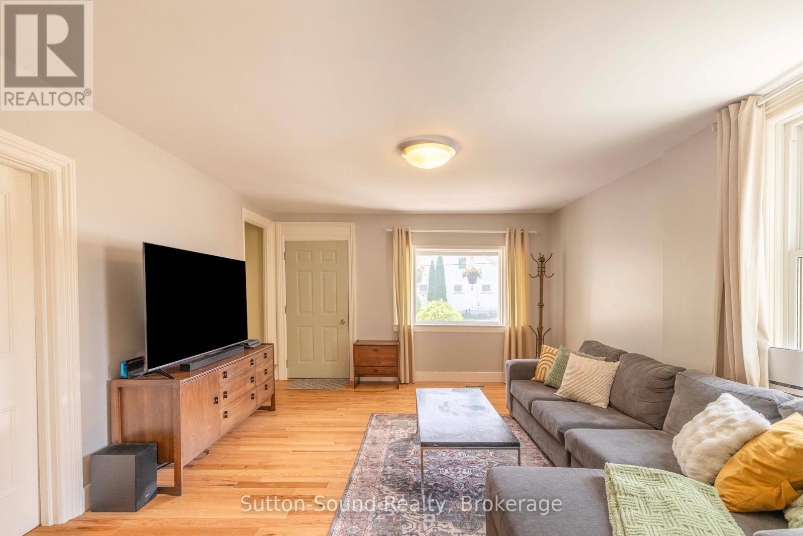 894 3RD AVENUE W