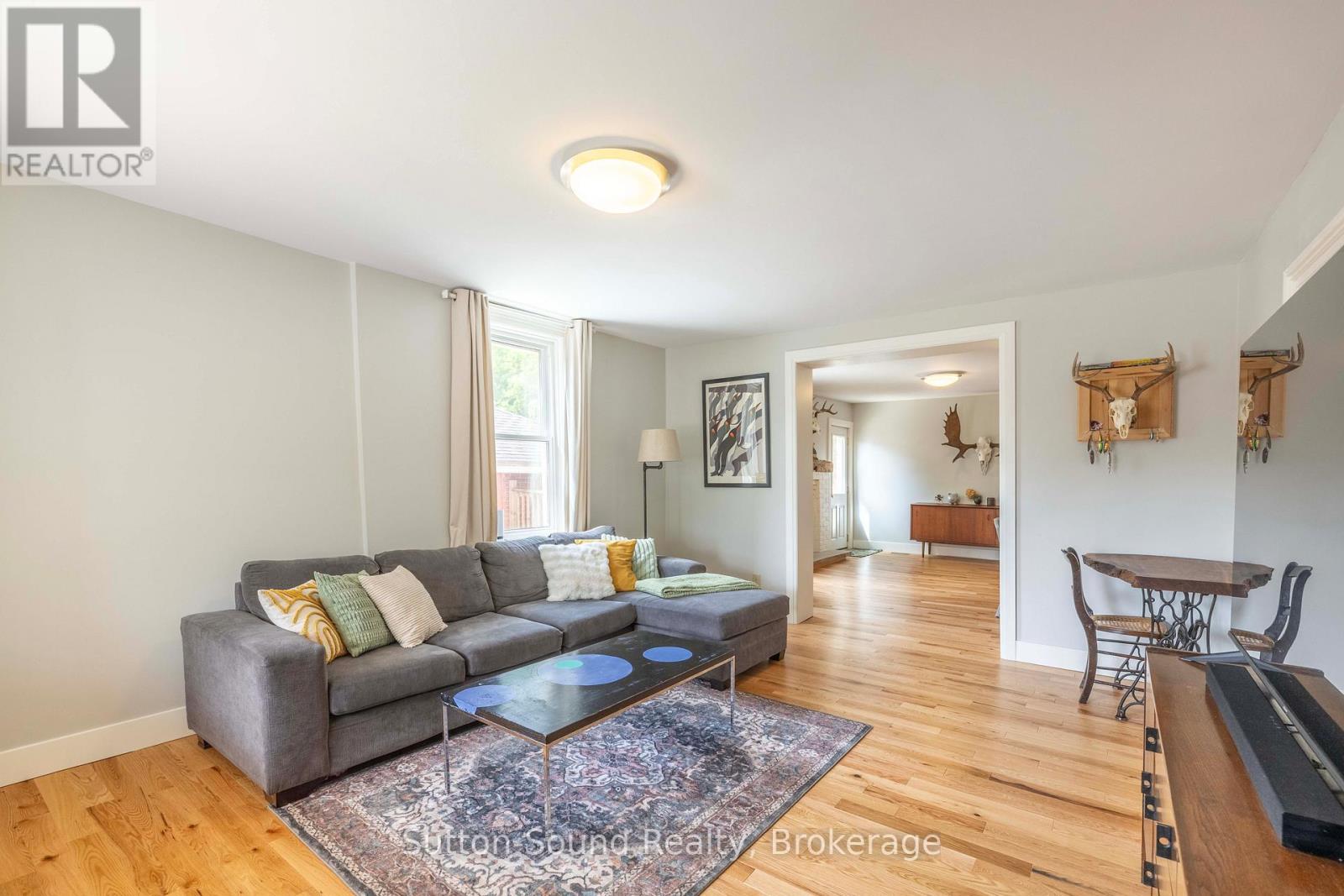 894 3RD AVENUE W