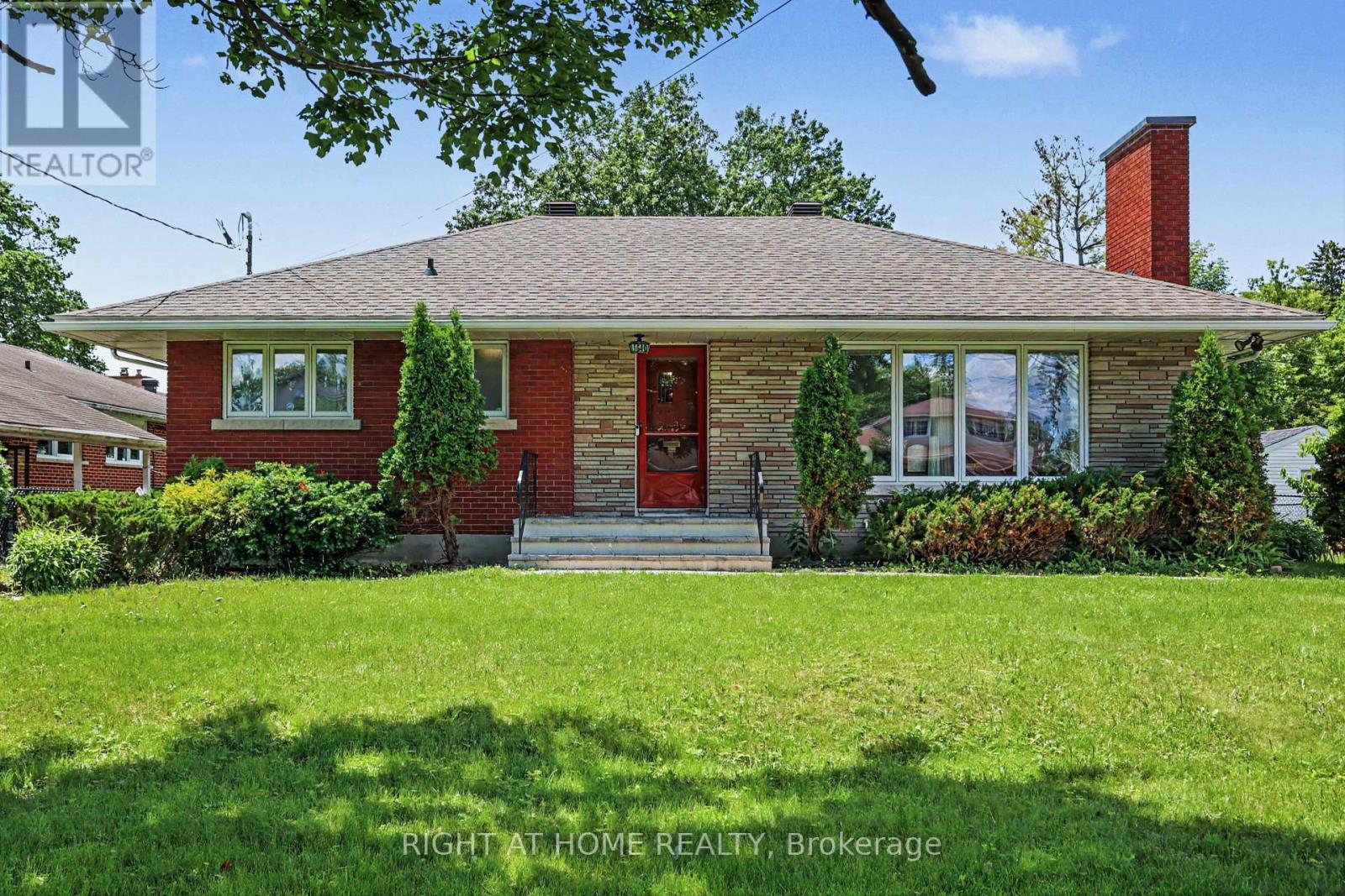 Photo 1 of 25 — 1640 FISHER AVENUE, Ottawa, ON K2C1X6