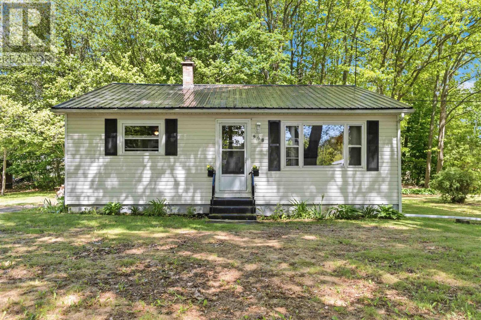 998 Maple Avenue - Photo 2