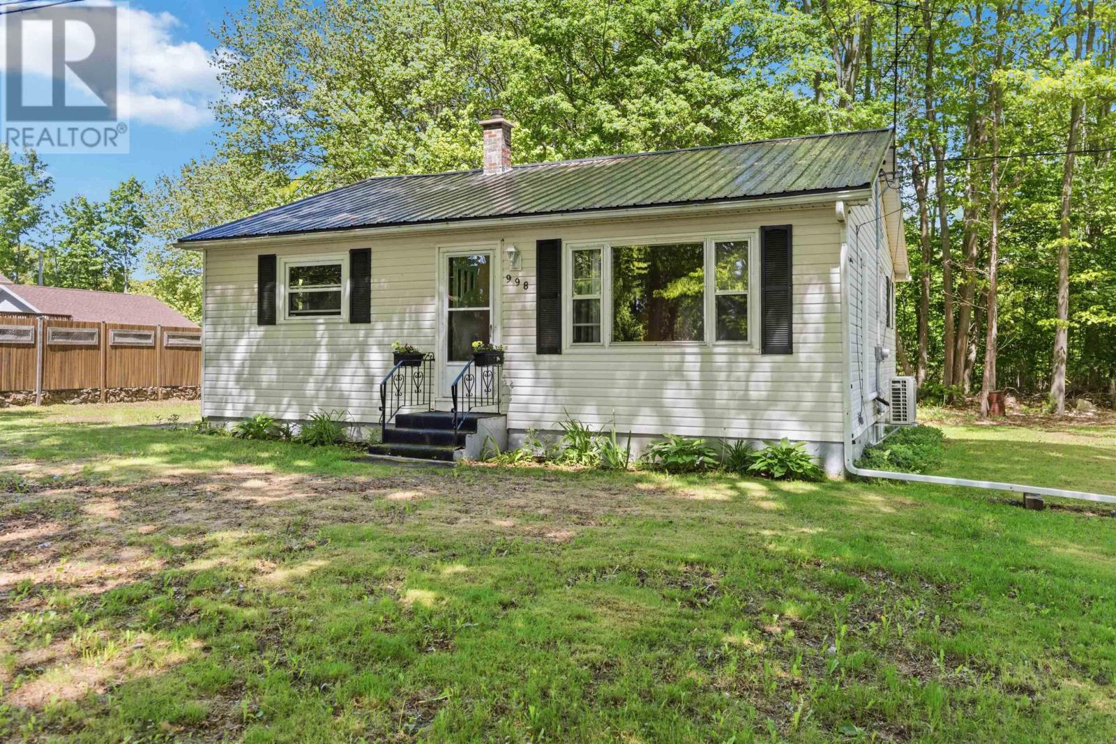 998 Maple Avenue - Photo 3