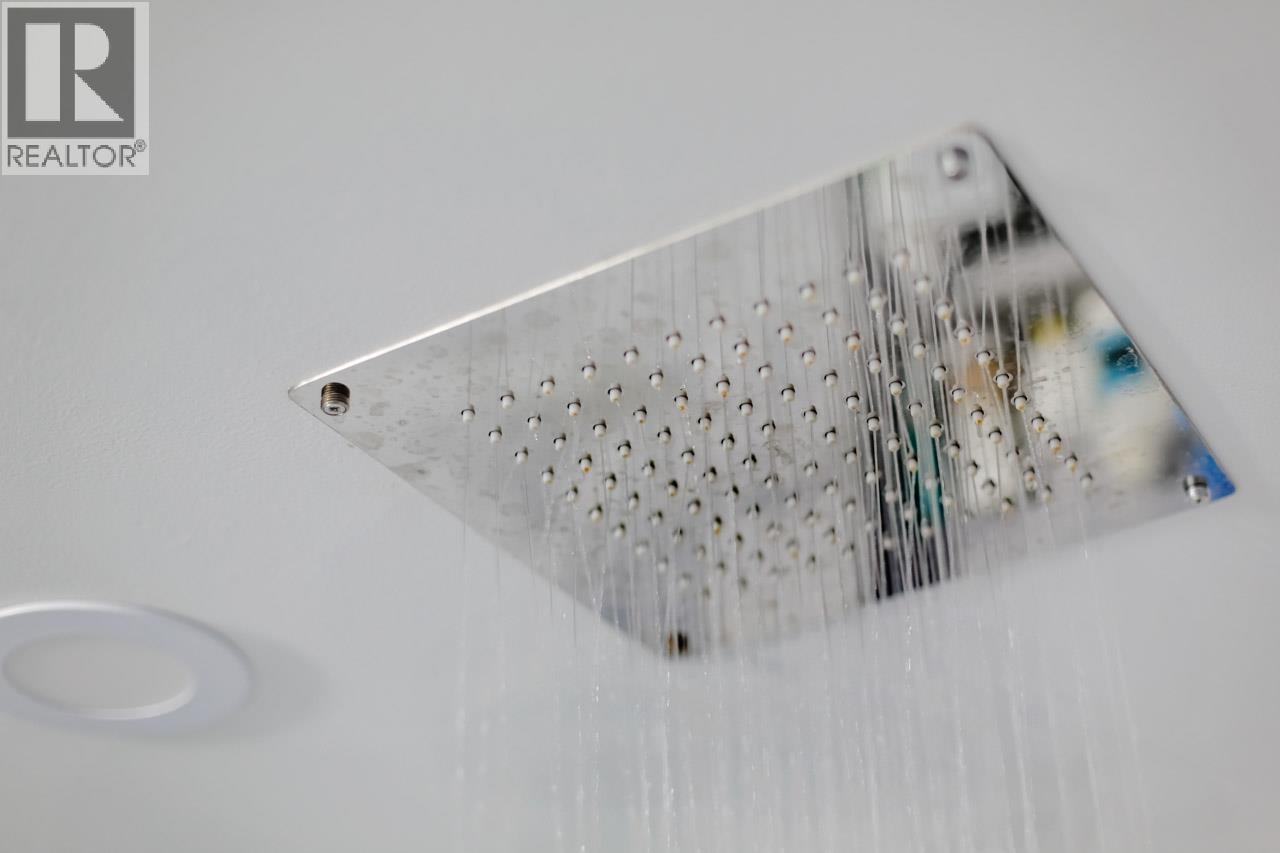 221 1215 LANSDOWNE DRIVE