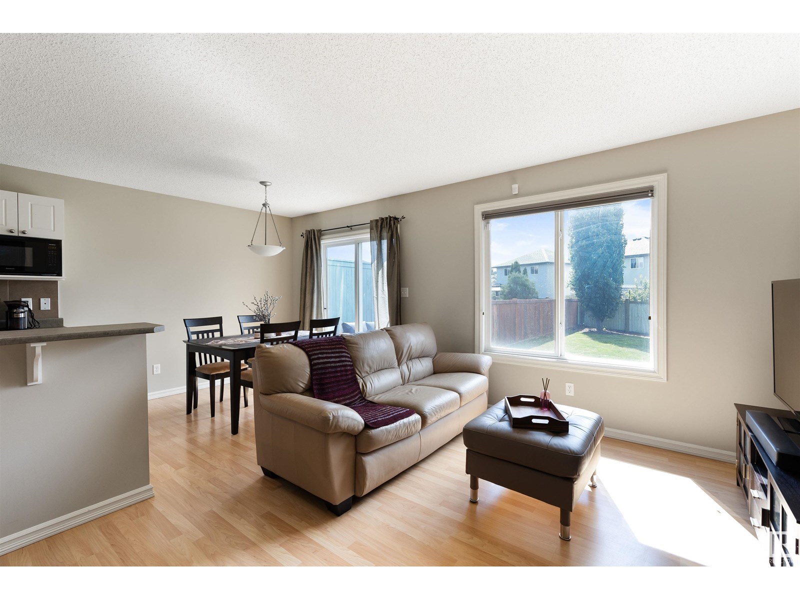 21215 90 AV NW