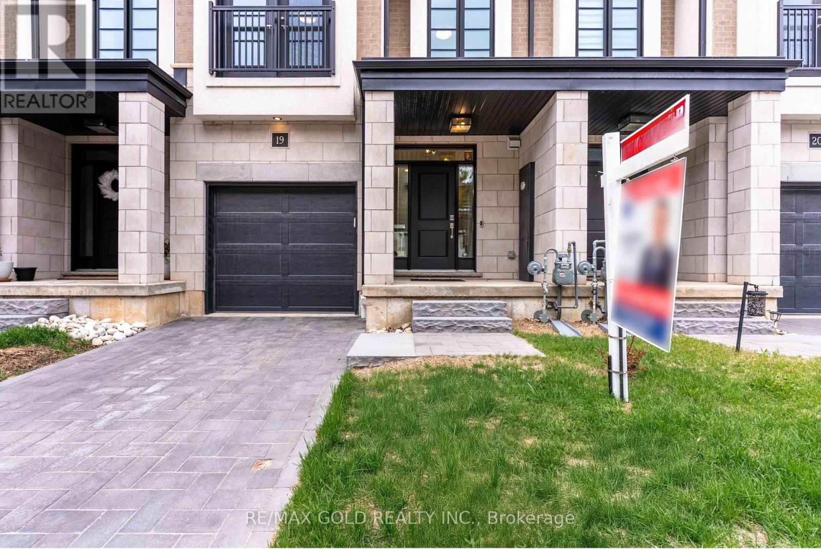 19 - 143 ELGIN STREET N