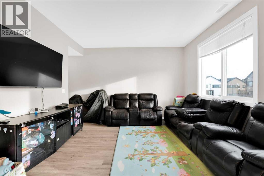 202, 135 Redstone Walk NE