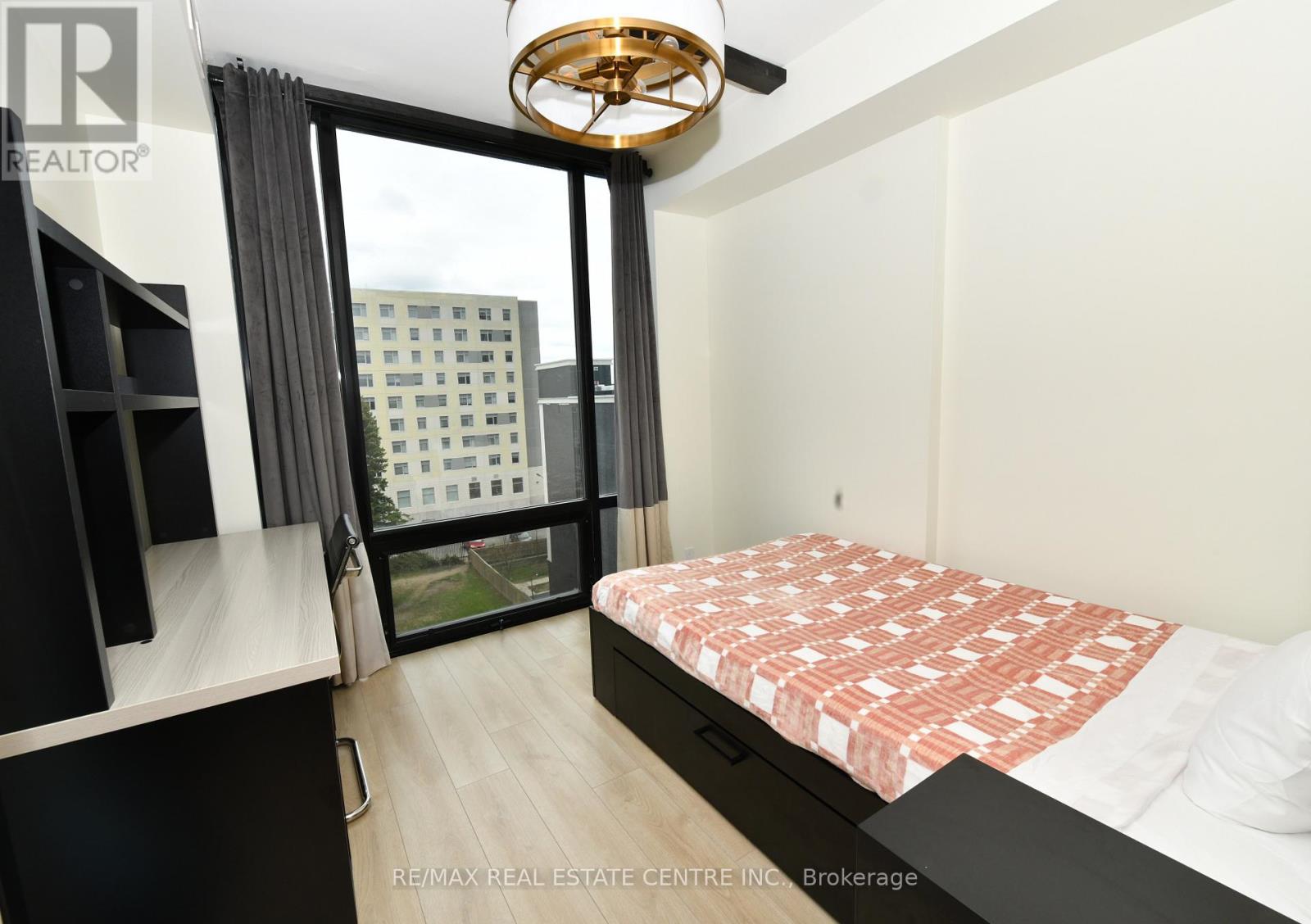 736 - 145 COLUMBIA STREET W