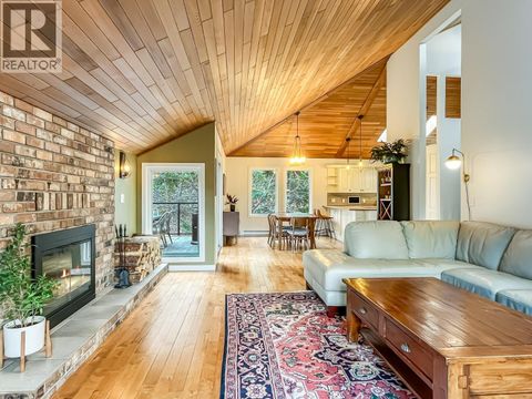 442 Clifton Road N Kelowna BC V1V1H1