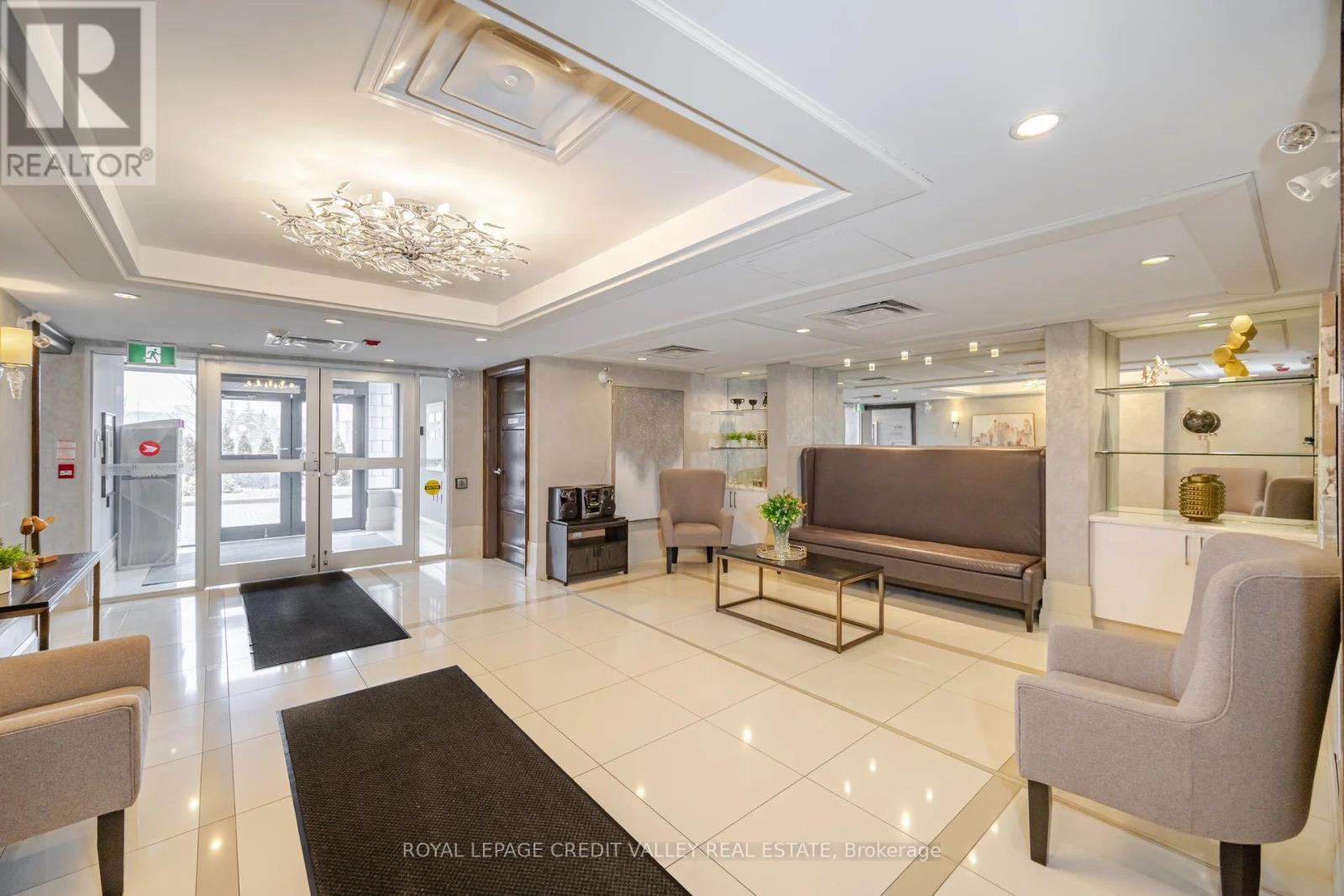 206 - 30 VIA ROSEDALE