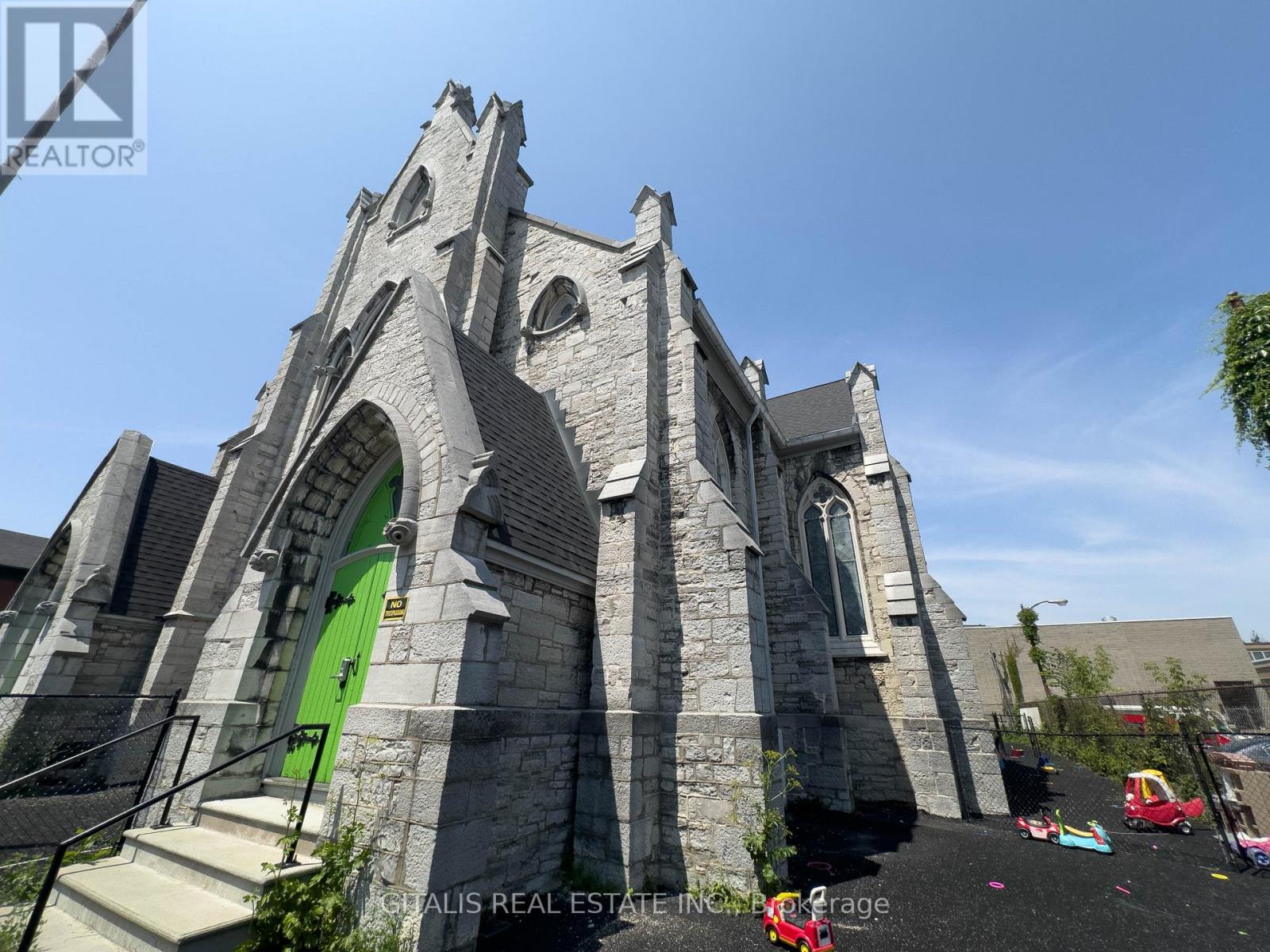 126 WELLINGTON STREET