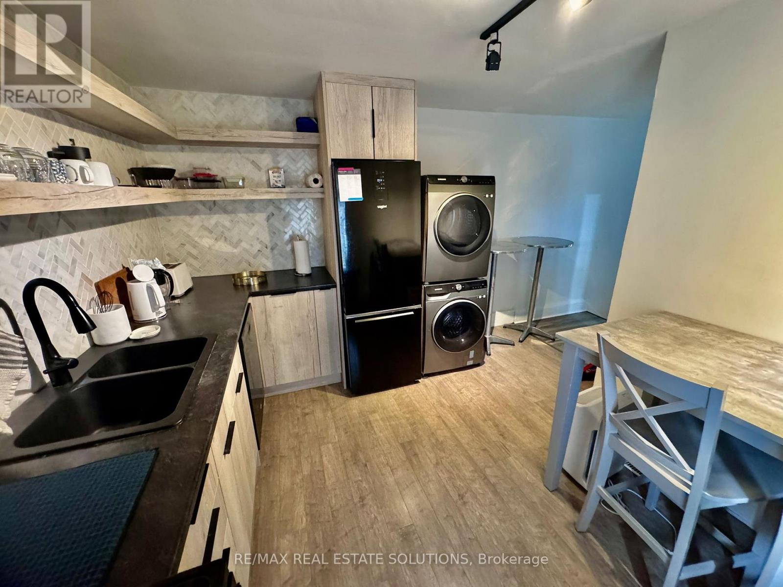 UPPER - 206 BATHURST STREET