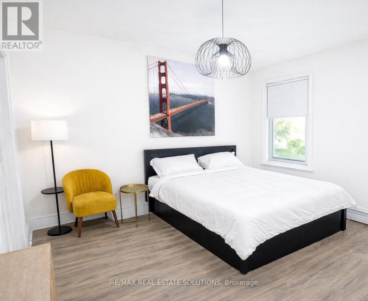 UPPER - 206 BATHURST STREET