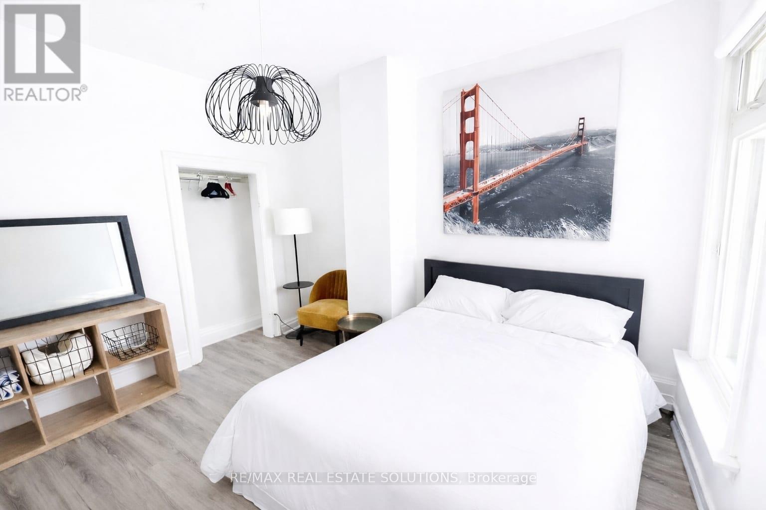 UPPER - 206 BATHURST STREET