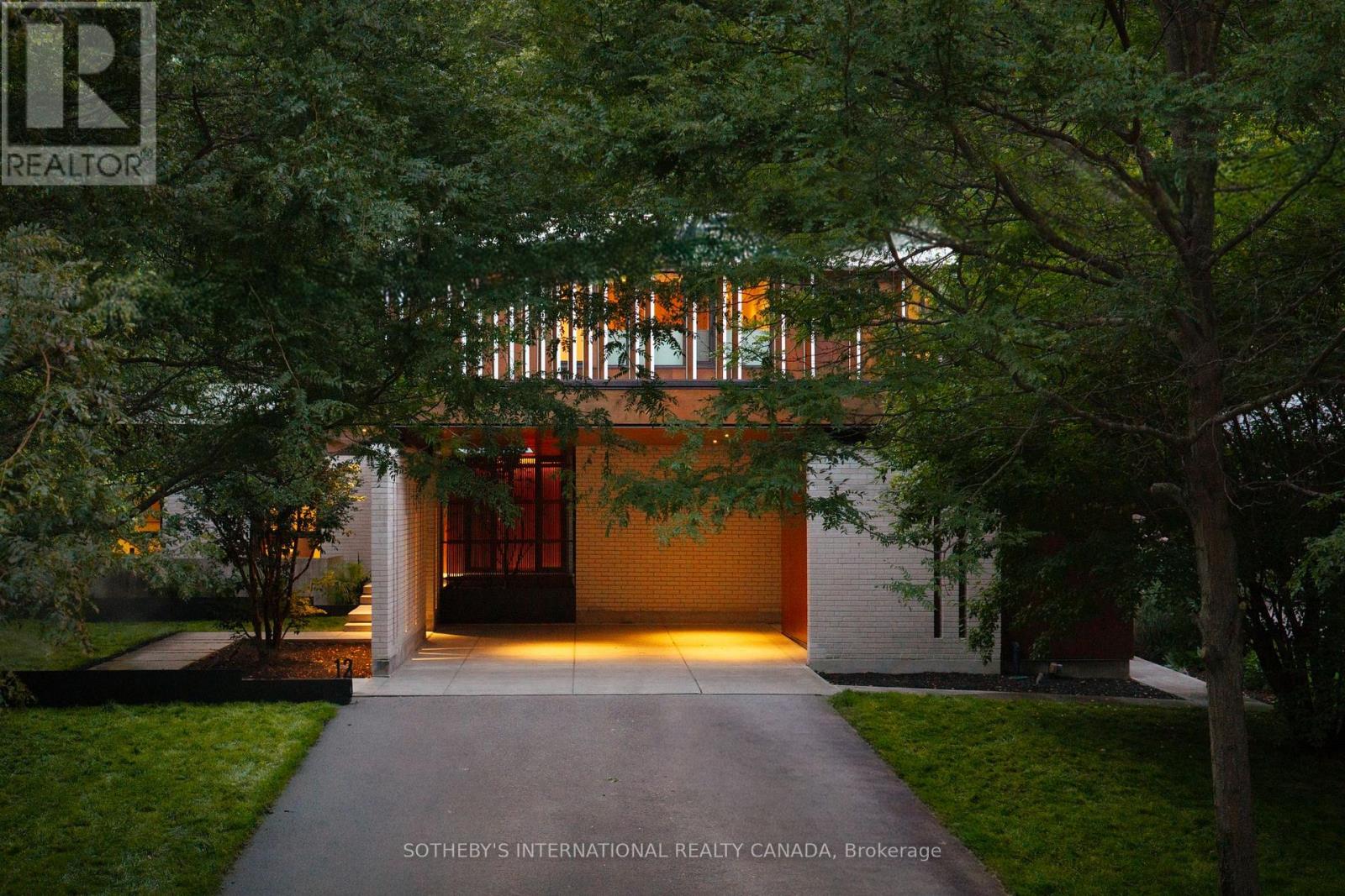 12 YORK VALLEY CRESCENT