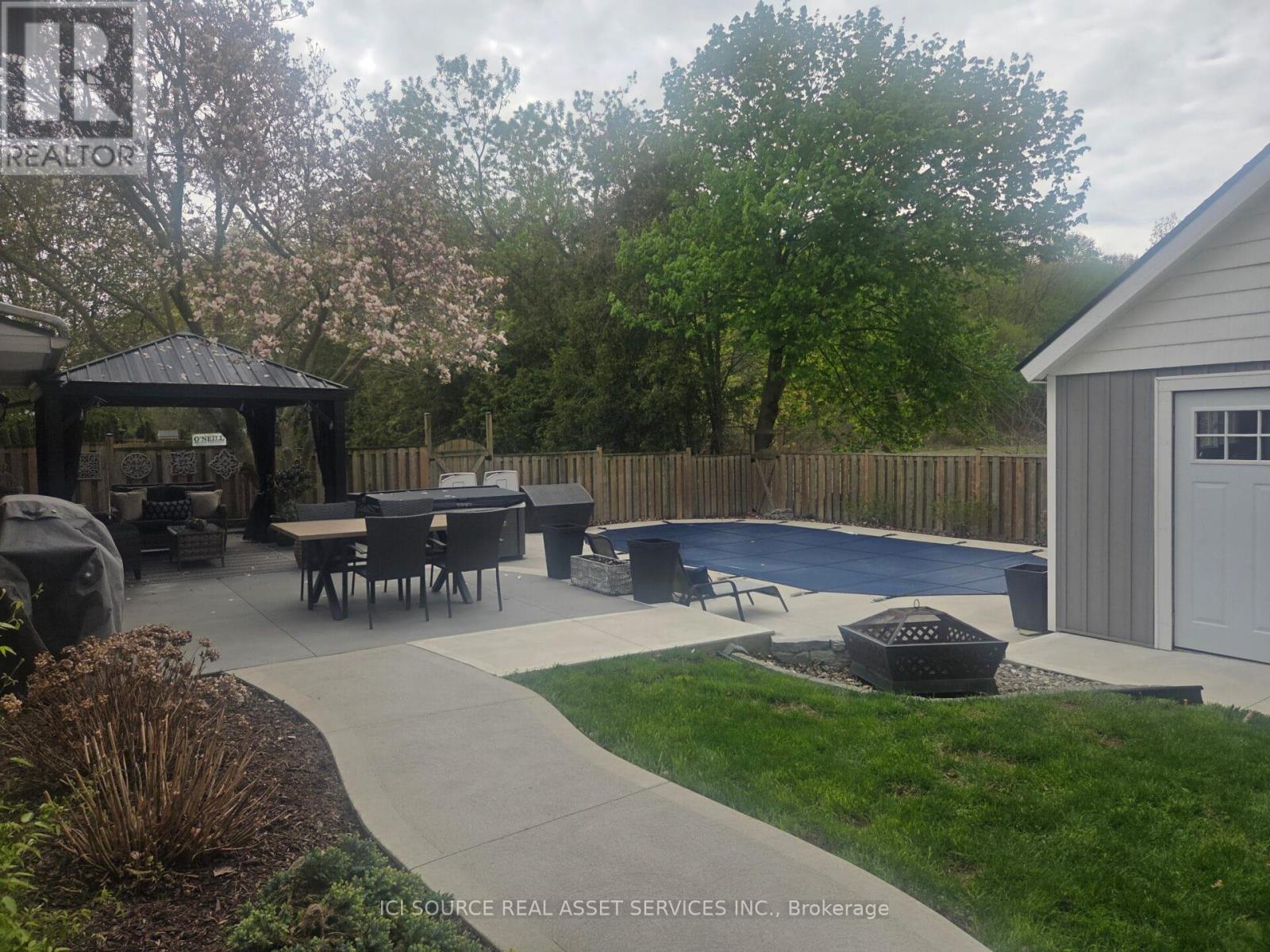 112 THORNHILL CRESCENT