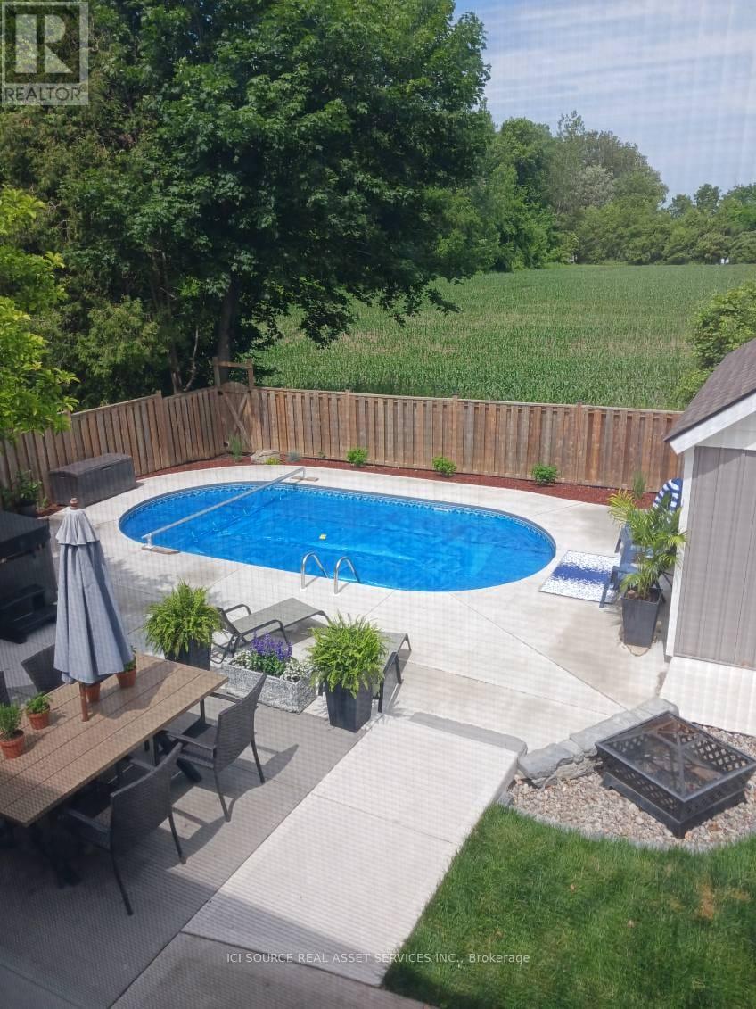 112 THORNHILL CRESCENT