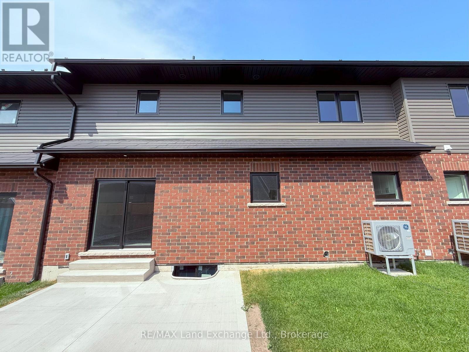 UNIT 2 - 8 GOLF LINKS ROAD