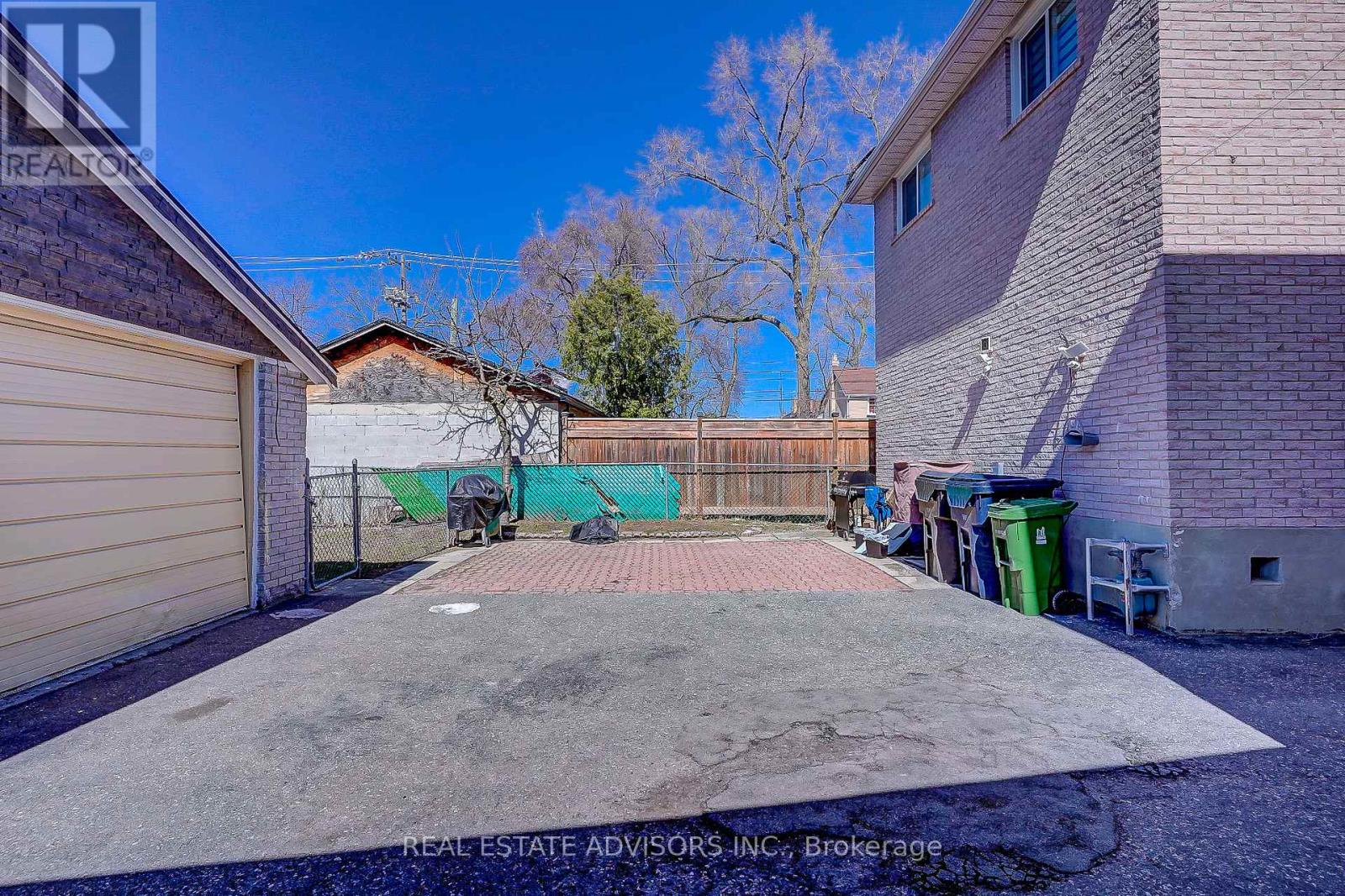 1228 JANE STREET N
