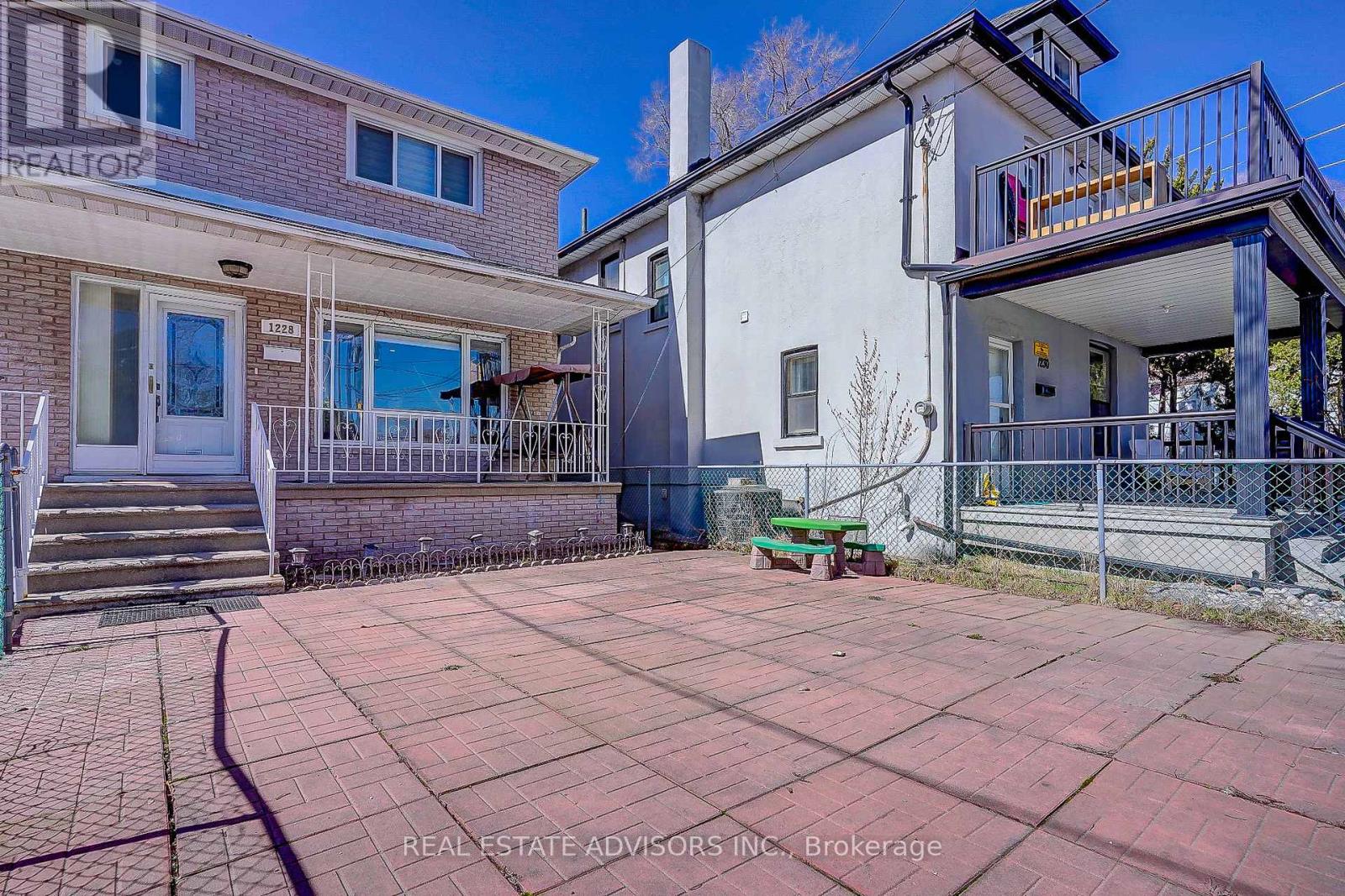 1228 JANE STREET N