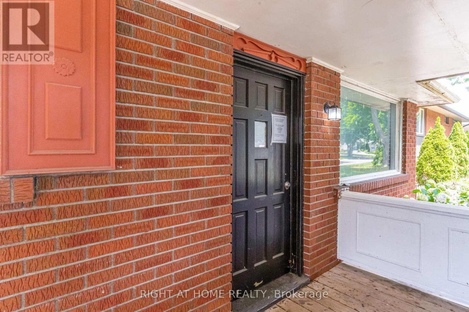 17 TOULON CRESCENT