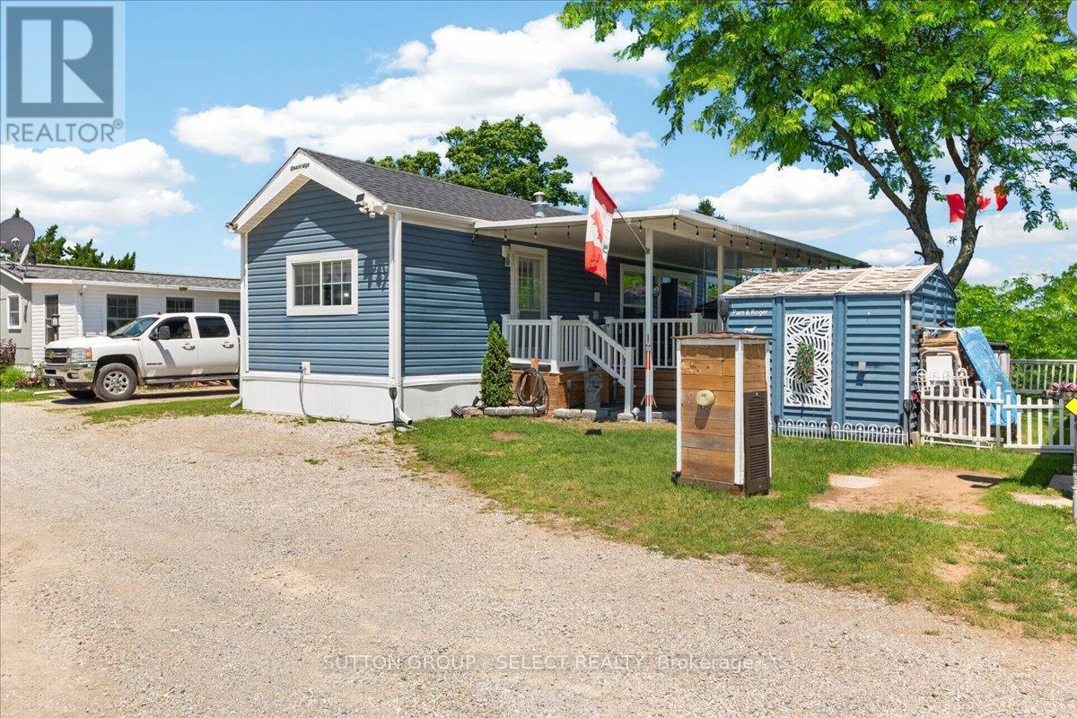 Photo 1 of 33 — 402 - 8685 ROCK GLEN ROAD Unit 402, Lambton Shores (Arkona), ON N0M1B0