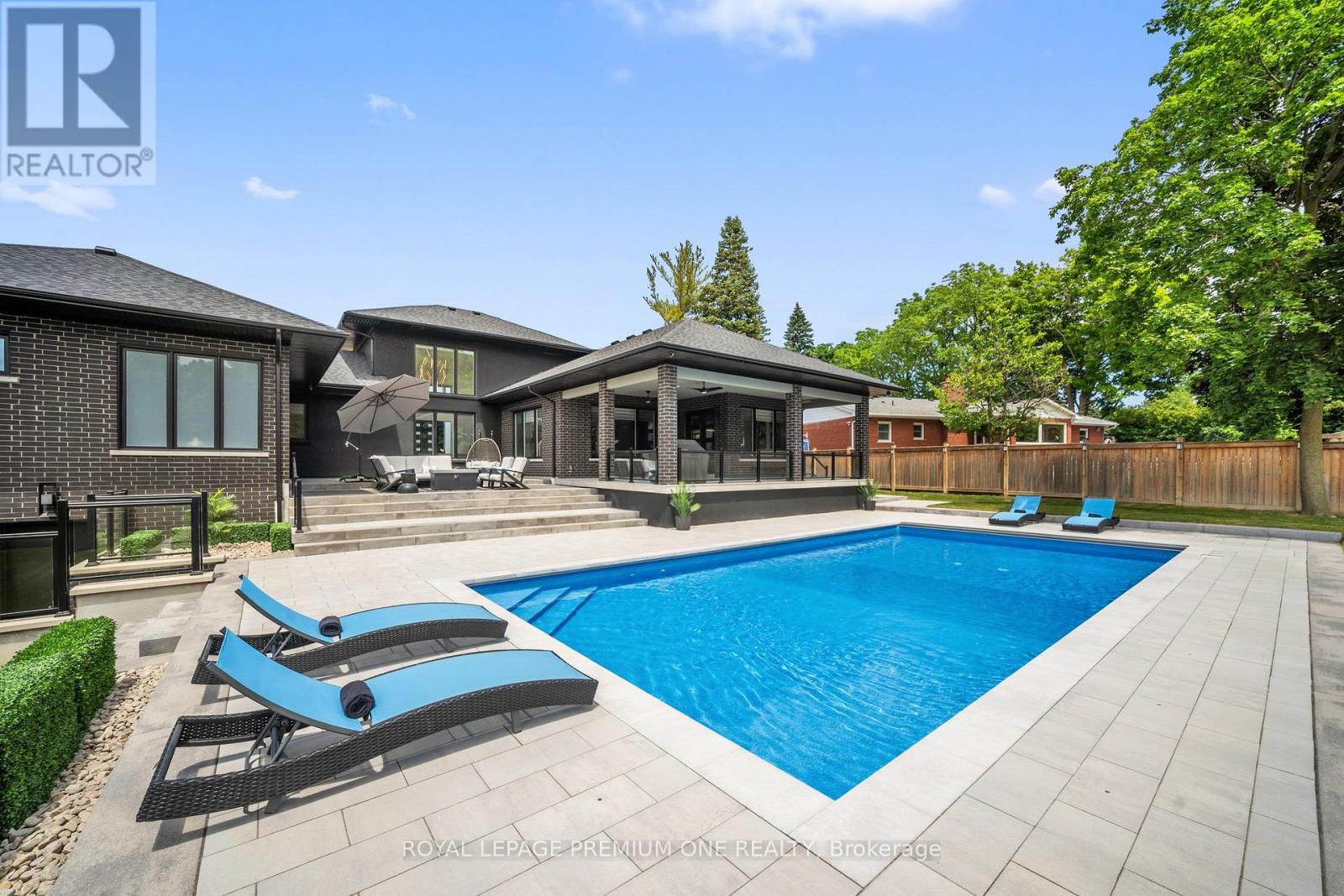 11 HOLLYWOOD CRESCENT