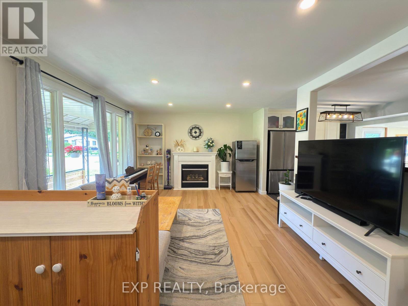 438 MAGNOLIA CRESCENT