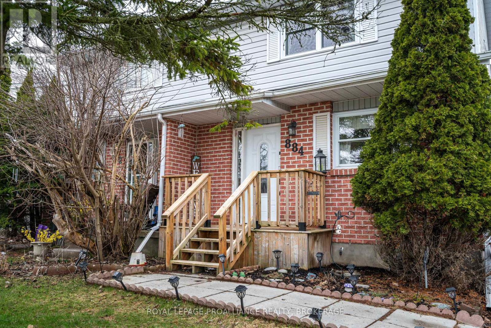 884 LARCHWOOD CRESCENT