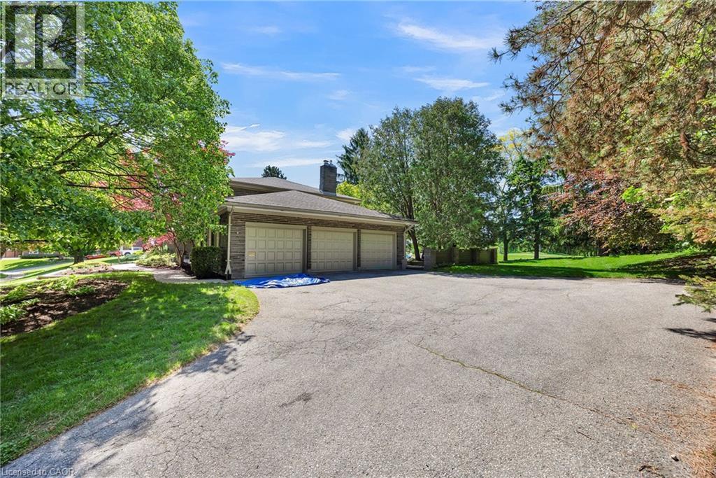 61 HUNTLEY Crescent